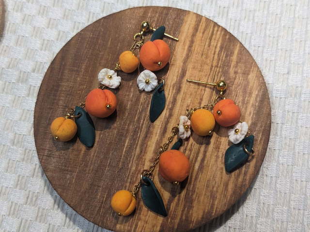 Boucles d’oreilles en forme de fruits d’été proposées lors d’un atelier créatif à Cavaillon