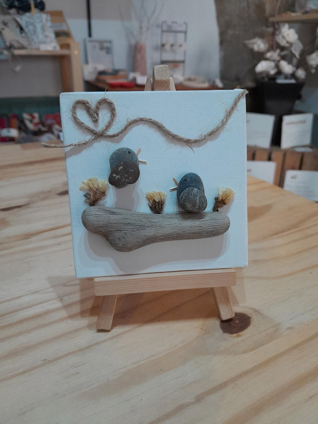 Tableau décoratif réalisé avec des galets lors d’un atelier à Cavaillon