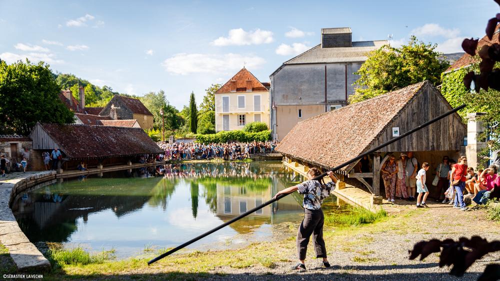 How much we carry à Vaugines Spectacle de cirque How much we carry à Vaugines, dans le cadre des Journées européennes du patrimoine