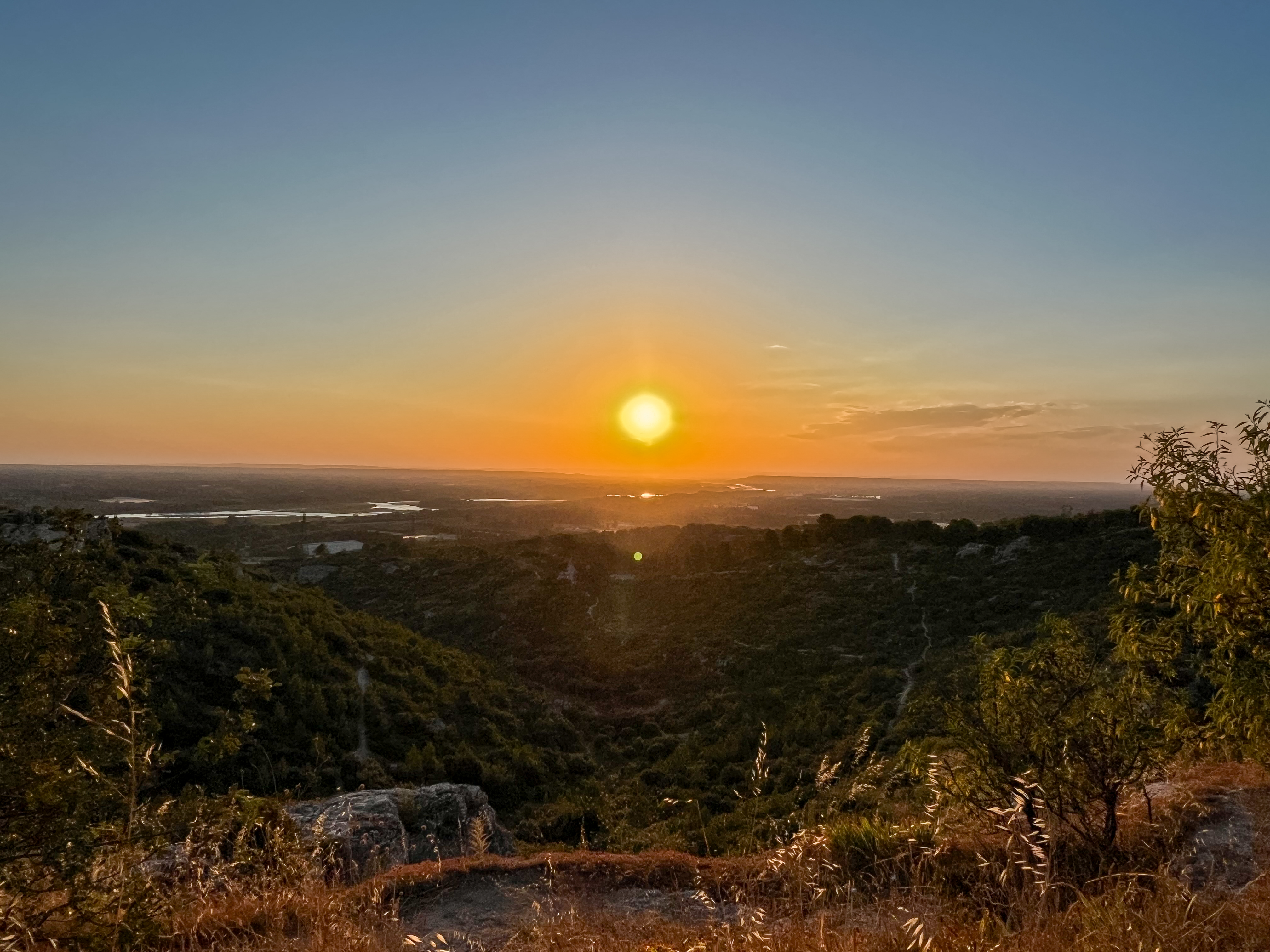 Visite guidée nocturne dans un village du Luberon à la tombée du jour