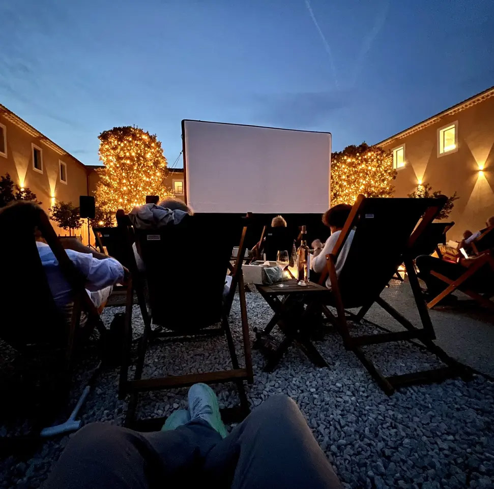 Soirée cinéma en plein air au Mas des Infermières Écran de cinéma installé en plein air au Mas des Infermières à Oppède