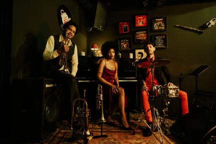 Le groupe Ahinama en concert lors des Musicales dans les Vignes au Château La Sable à Cucuron