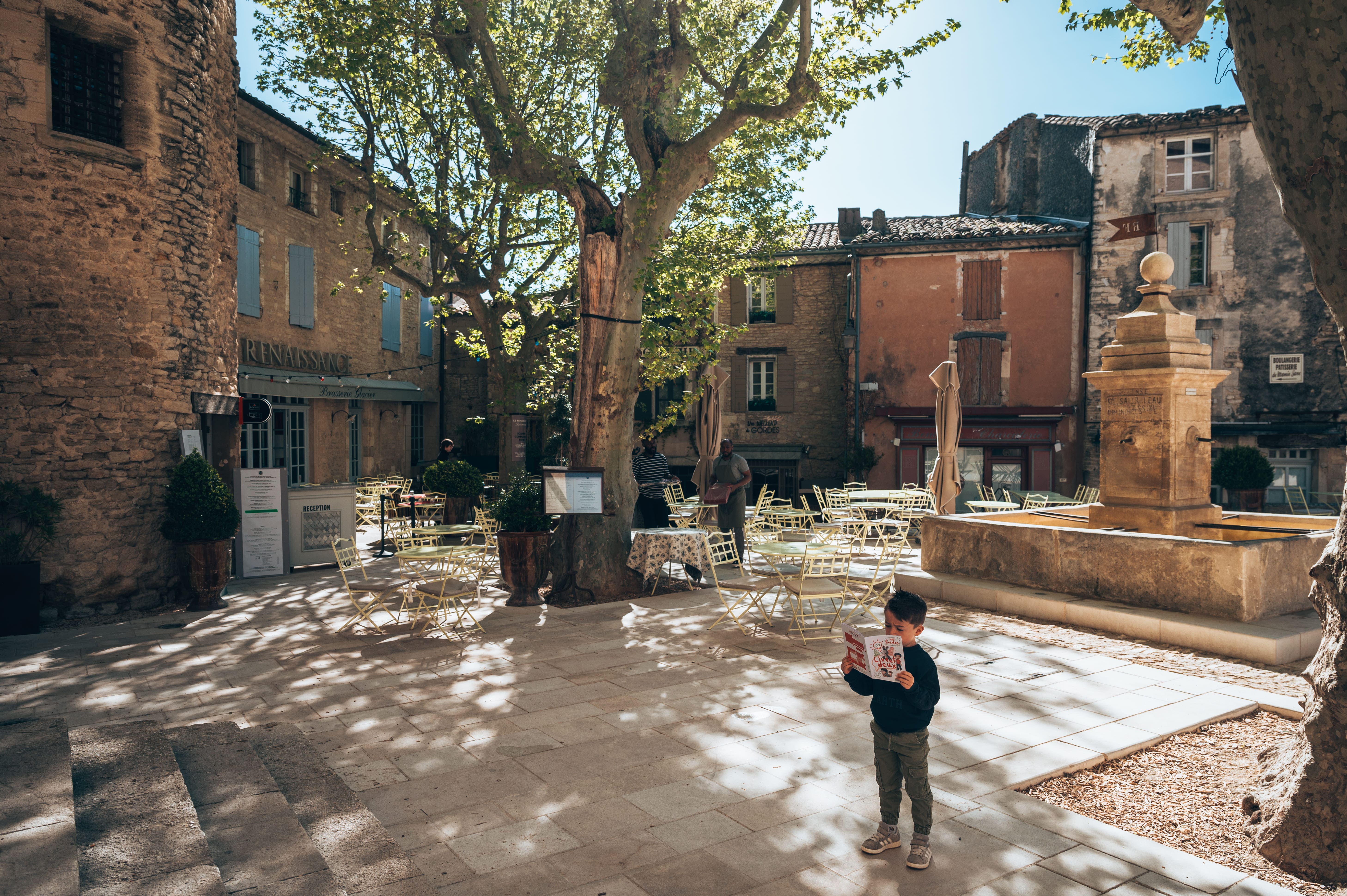 Enfants explorant un village du Luberon avec un livret-jeux et recherchant des indices dans les rues