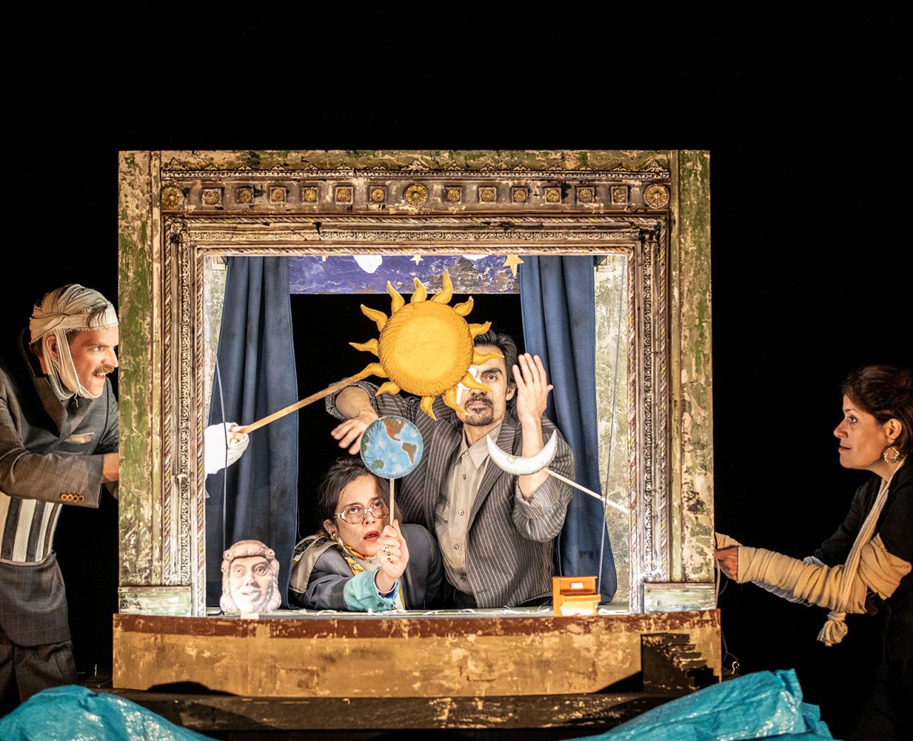 Les interprètes du spectacle Fusées manipulant les astres dans un petit théâtre