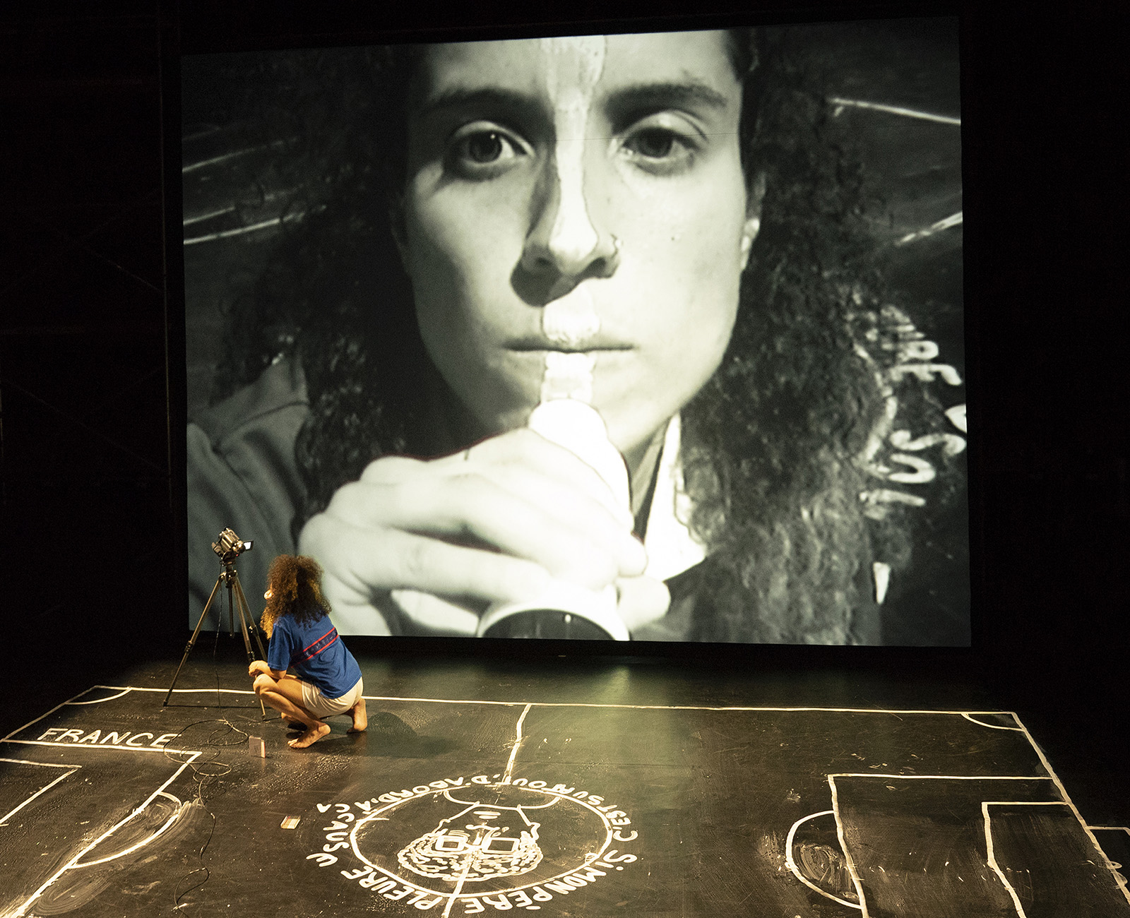 Yasmine Yahiatène dans le spectacle La Fracture présenté à La Garance de Cavaillon