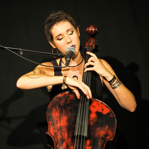 Hélène Piris au violoncelle pour Octobre en Chansons 2026 à Cavaillon