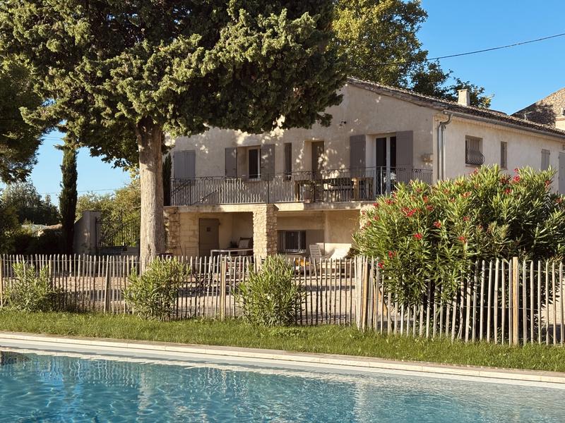 Maison Poumo et sa piscine dans le jardin