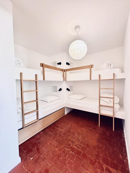 Dortoir pour enfants avec lits superposés à Maison Poumo