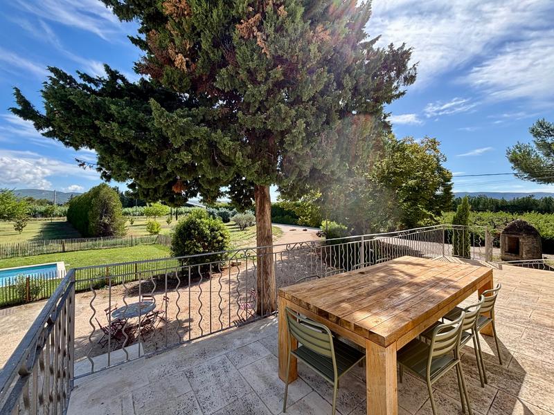 Terrasse de Maison Poumo avec vue sur le jardin et le Luberon