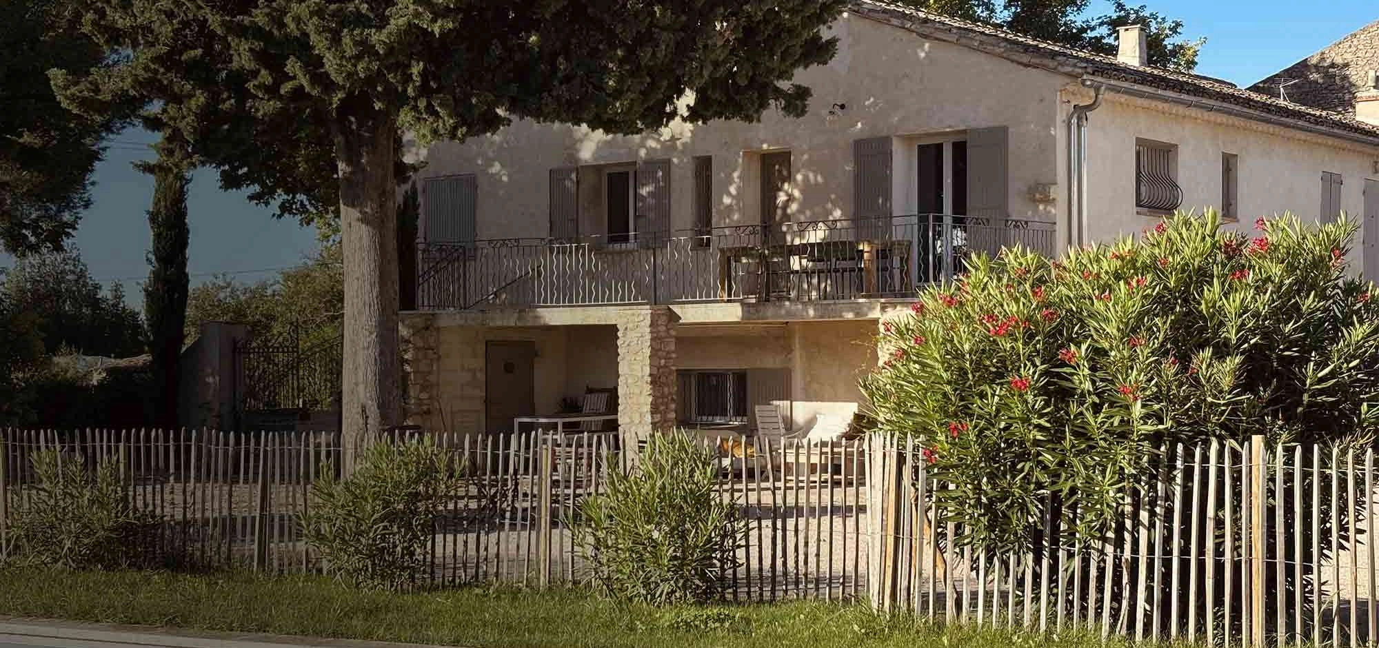 Maison Poumo, location avec piscine et padel à L’Isle-sur-la-Sorgue