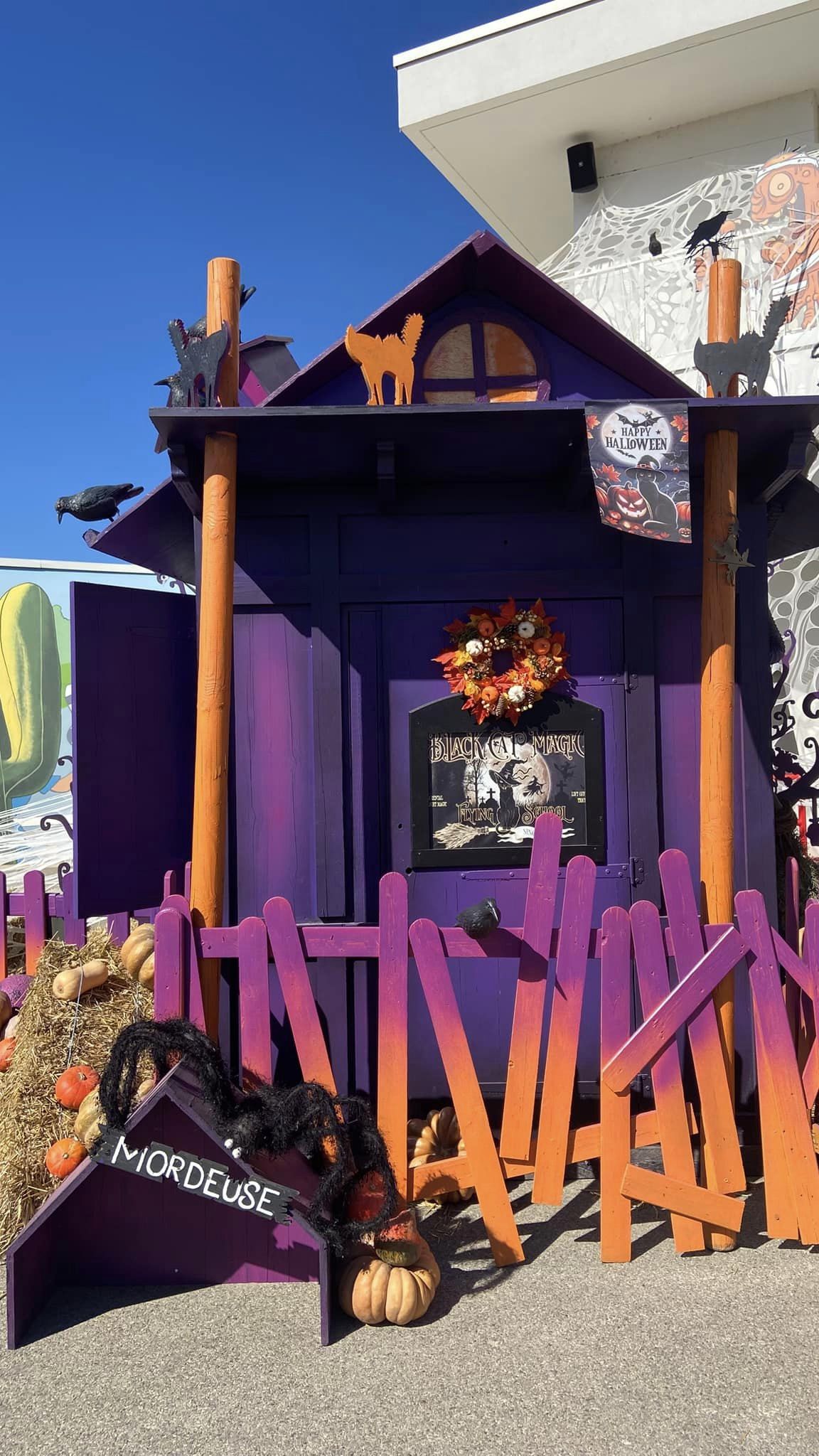 Décors d’Halloween au Parc Spirou Provence à Monteux Maison et décors d’Halloween au Parc Spirou Provence à Monteux