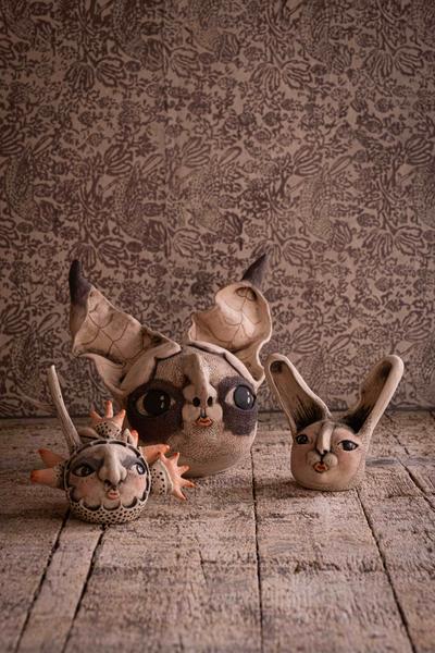 Trois sculptures figuratives en céramique de Lili Gazzera, aux formes et oreilles fantaisistes