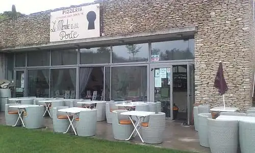 Le Monde à sa porte