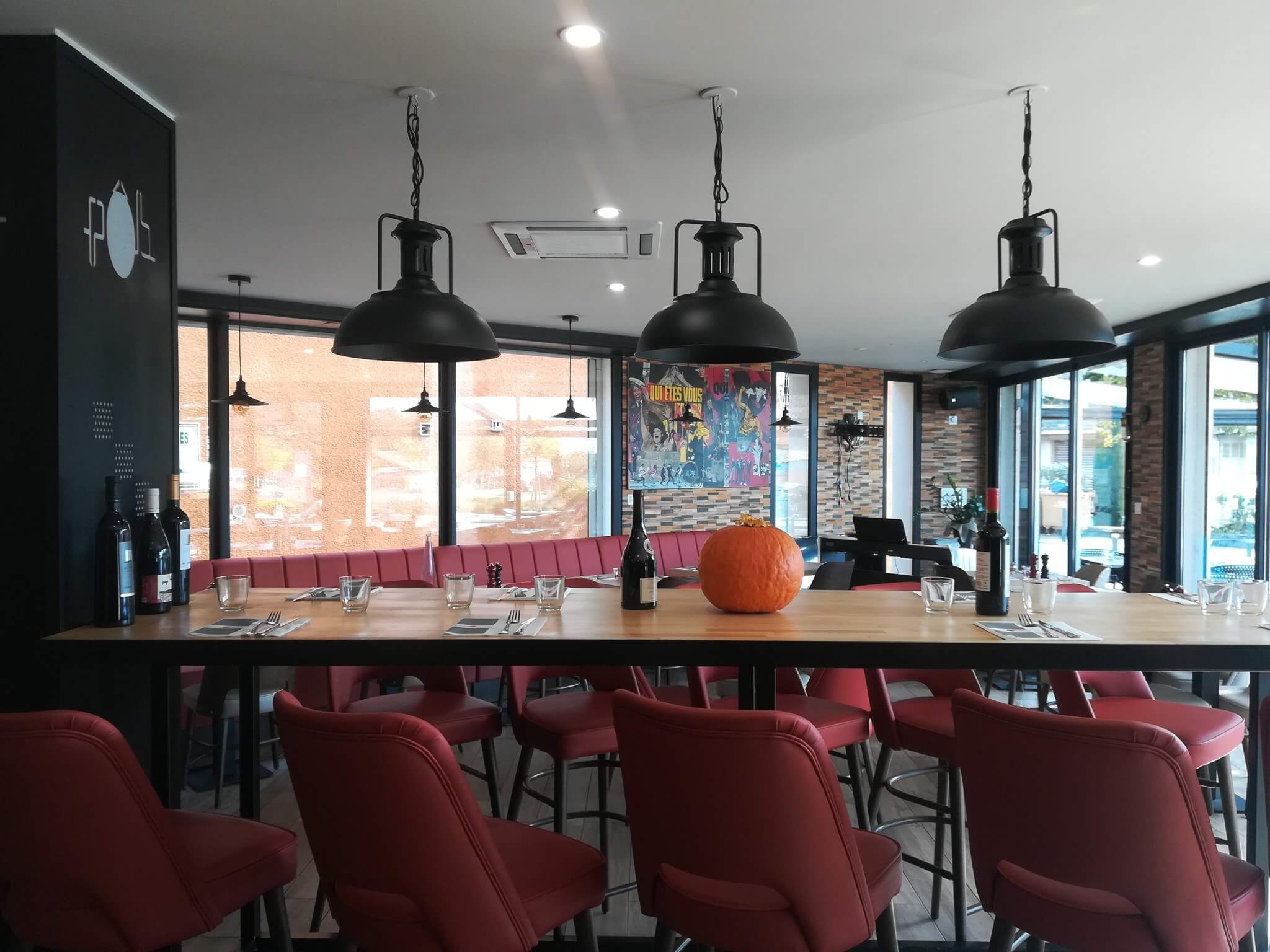Salle intérieure moderne de Pascal Ô Bistrot à Maubec Salle intérieure moderne de Pascal Ô Bistrot à Maubec