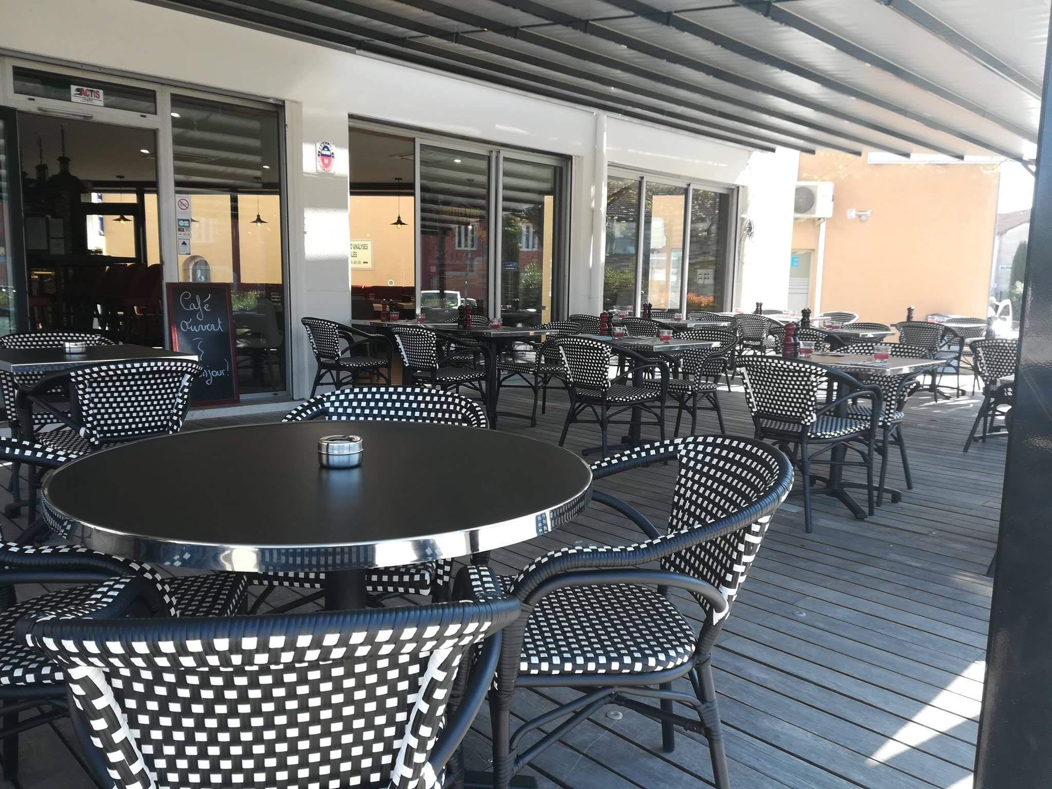 Terrasse ombragée du restaurant Pascal Ô Bistrot à Maubec Terrasse ombragée du restaurant Pascal Ô Bistrot à Maubec
