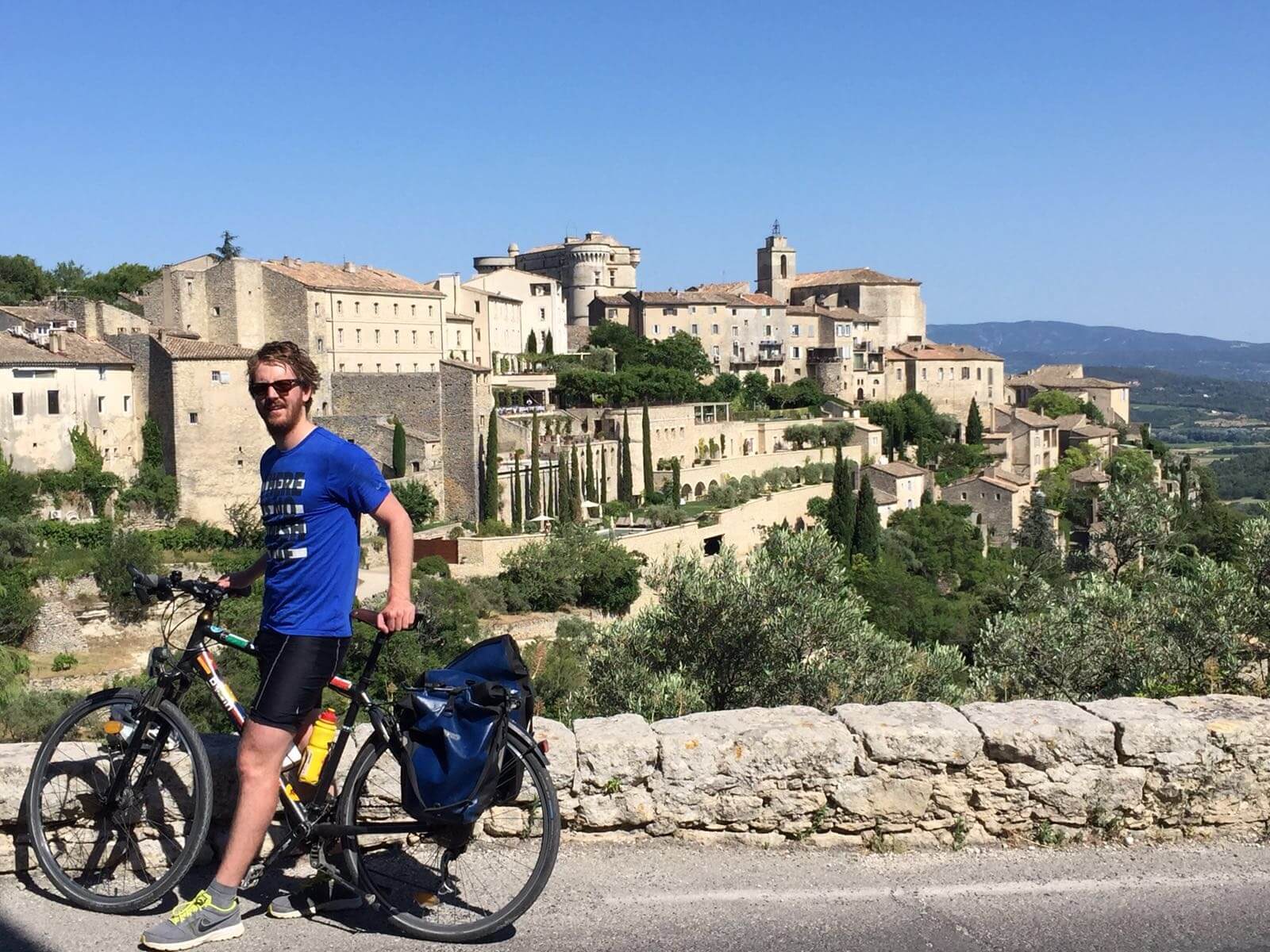 Cyclisme dans le Luberon Cycliste sur la véloroute du Luberon, avançant au cœur des paysages du Petit Luberon
