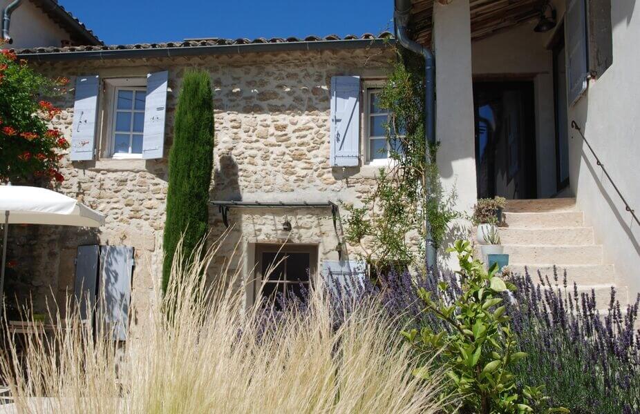La Maison Magnarelles, mas provençal à Maubec dans le Luberon Mas provençal en pierre de La Maison Magnarelles à Maubec dans le Luberon
