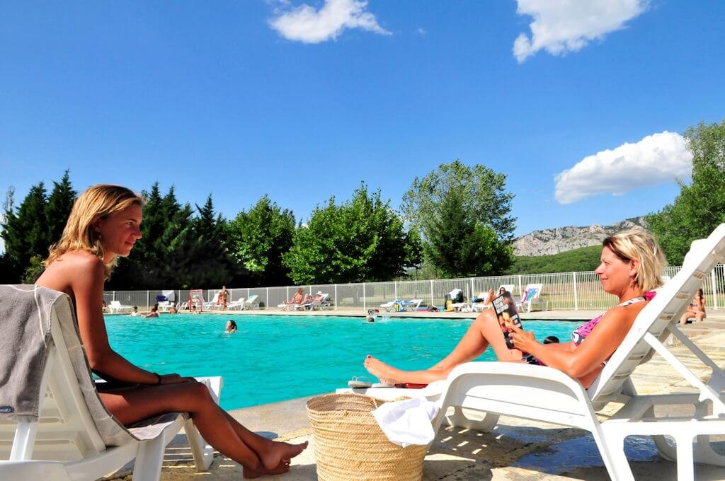 Piscine chauffée du Camping Les Rives du Luberon à Cheval-Blanc