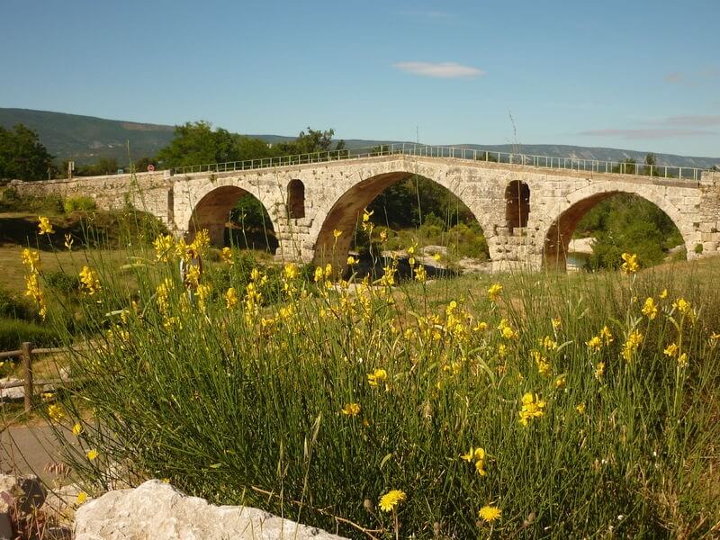 Promenade à pied ou à vélo autour du Pont Julien dans le Luberon
