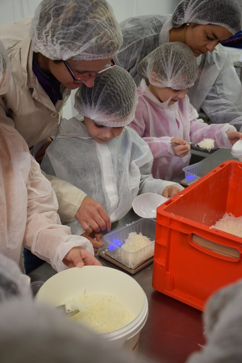 Atelier enfant : fabrique ton gel douche à la distillerie Aroma'Plantes à Sault Enfants en blouse et charlotte participant à un atelier savon chez Aroma'Plantes à Sault