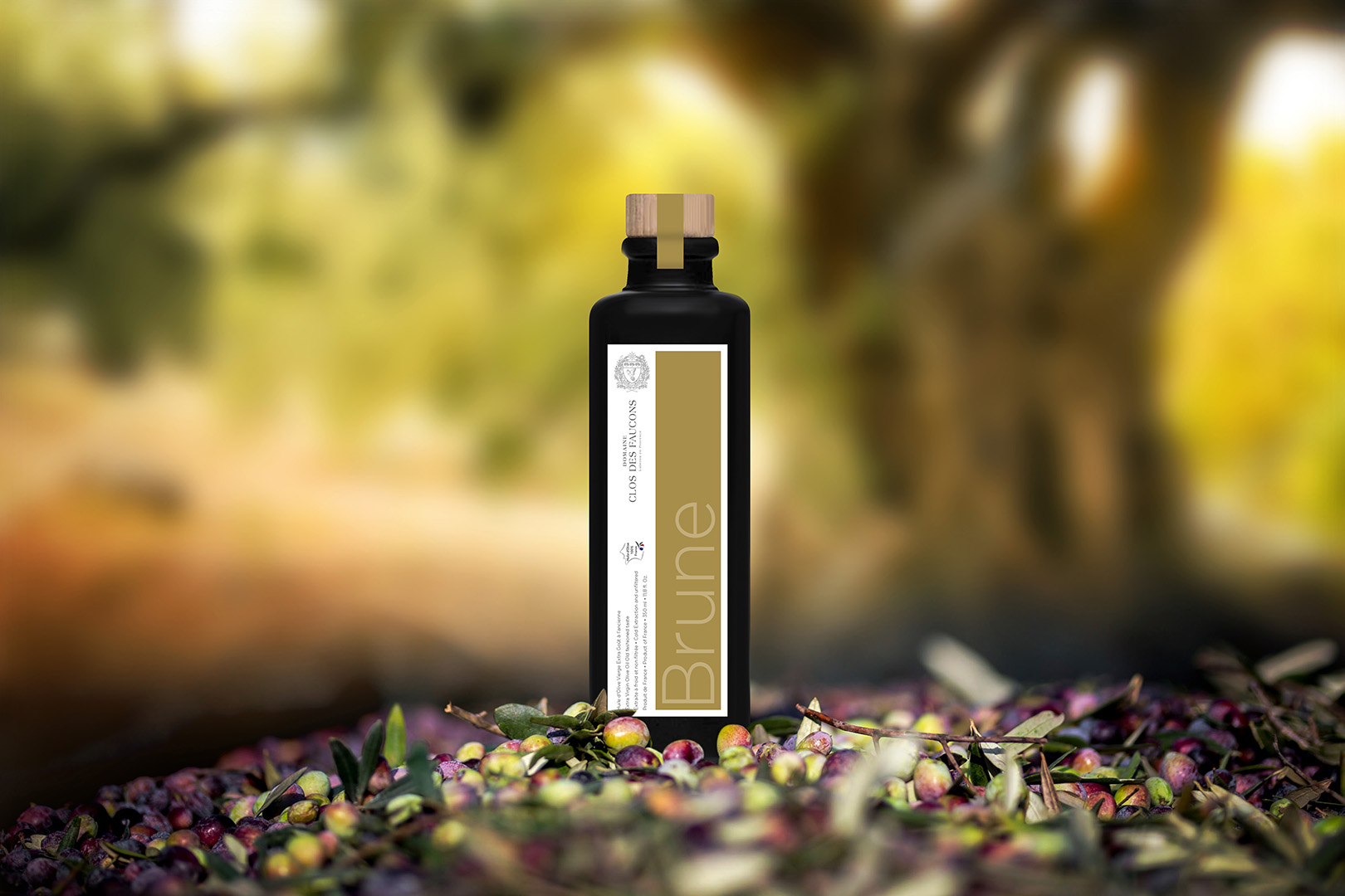 Huile d’olive d’exception produite en Luberon Huile d’olive du Domaine Clos des Faucons en flacon de grès noir
