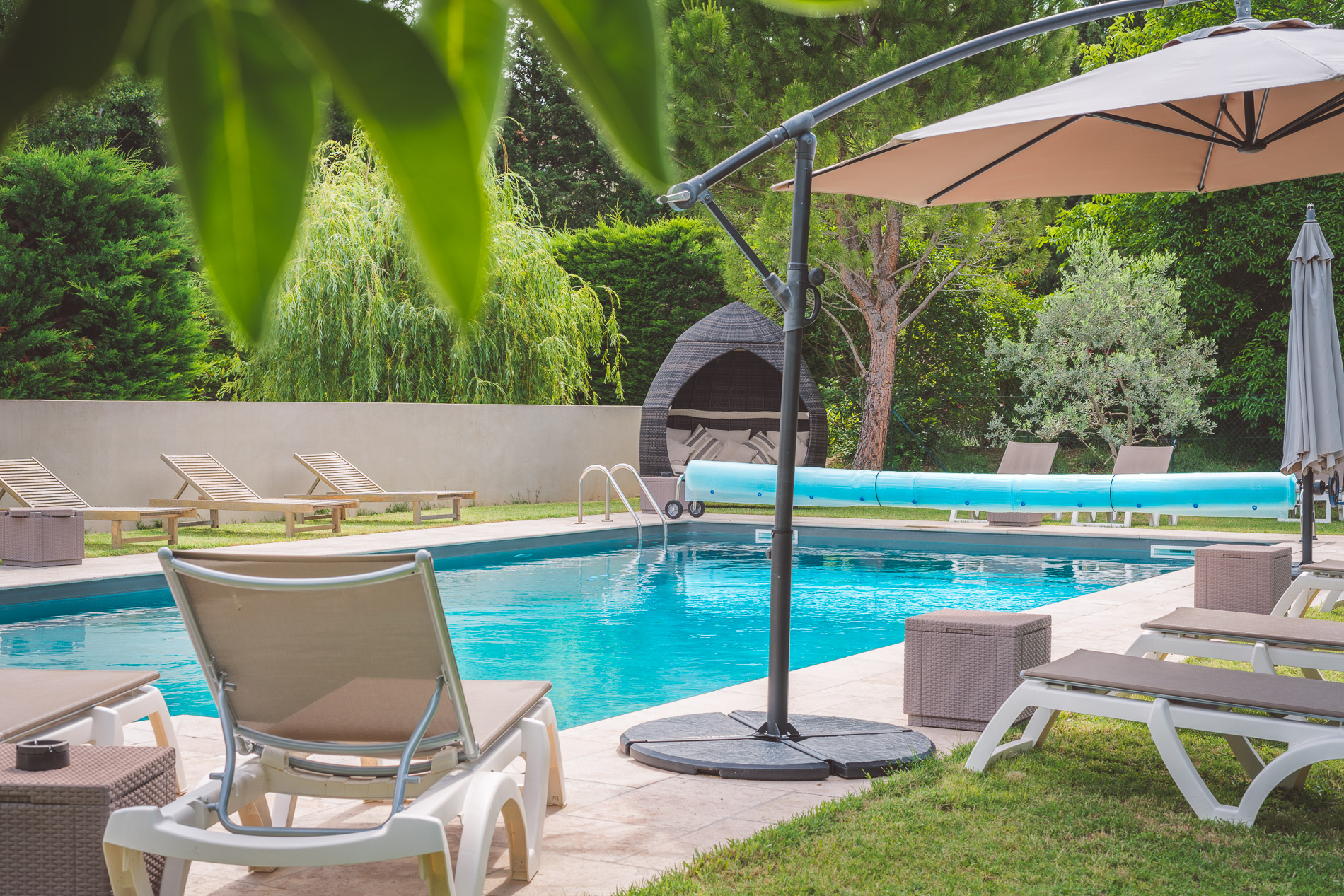 Piscine extérieure et parc ombragé de l'Hôtel Le Mas du Colombier à Cadenet