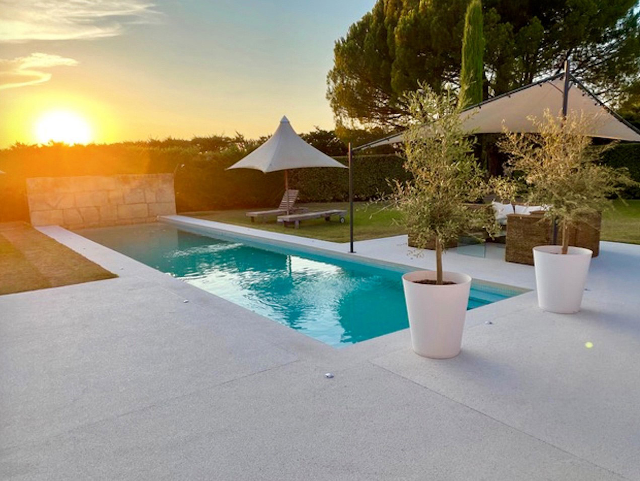 Piscine de nage chauffée et ambiance provençale - maison Les Oliviers à Oppède Piscine de nage chauffée au coucher du soleil dans le jardin de la maison Les Oliviers à Oppède, cadre paisible en Luberon