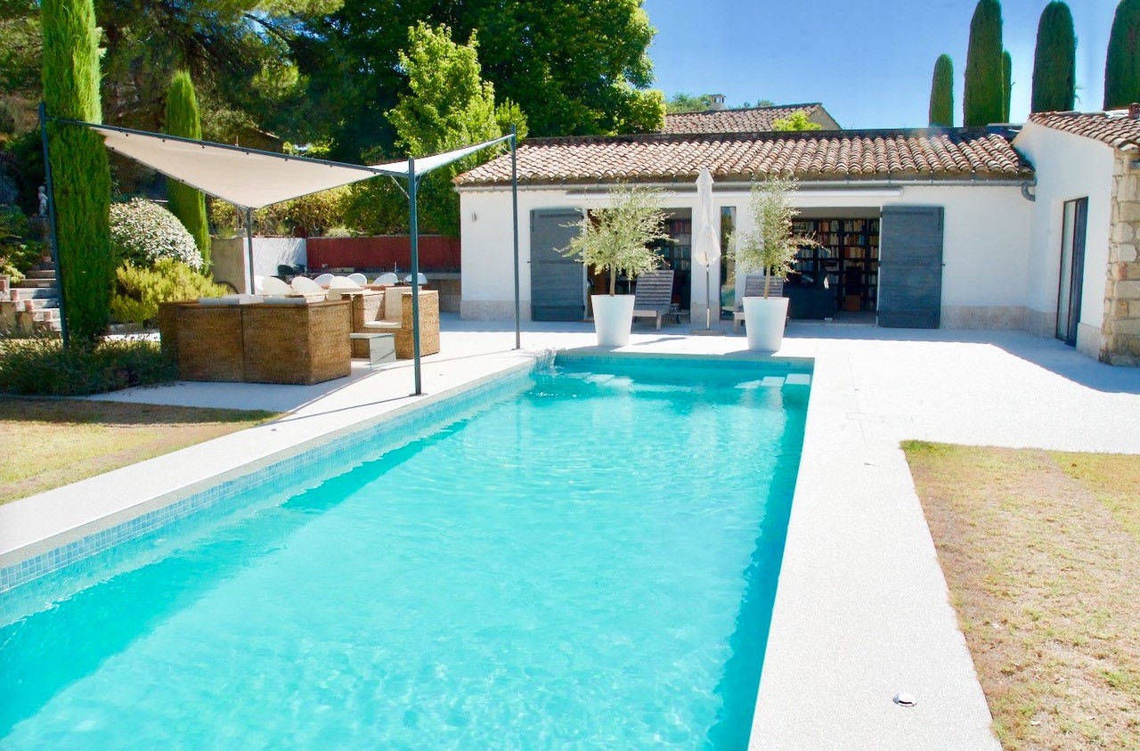 Piscine de nage et pool house de la Maison Bertuli Les Cerisiers à Oppède Maison Bertuli Les Cerisiers à Oppède, piscine de nage chauffée et pool house