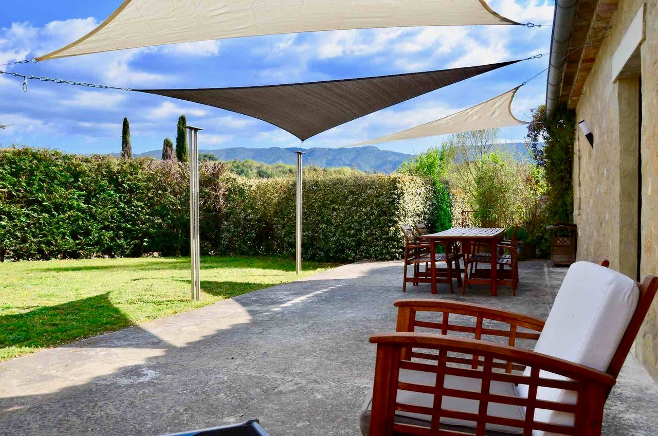 Terrasse et jardin privés avec vue sur le Luberon aux Cerisiers Terrasse privée des Cerisiers avec jardin et vue dégagée sur le Luberon