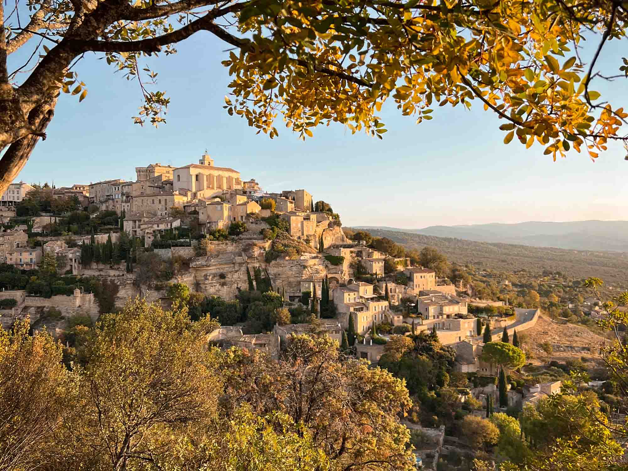 Village perché du Luberon avec maisons en pierre et paysages environnants