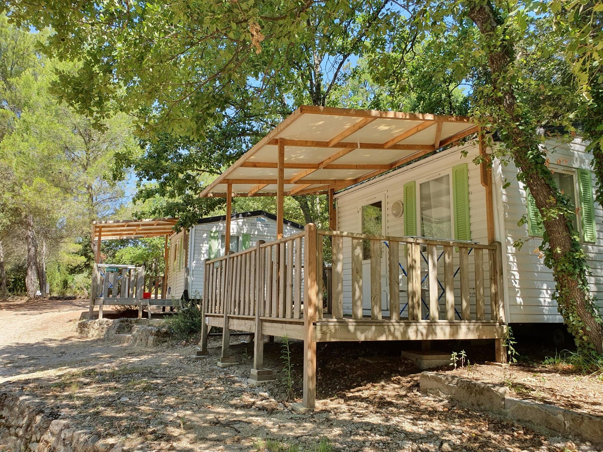 Mobil-homes tout confort au cœur de la nature, Camping Le Moulin à Vent Mobil-homes avec terrasse ombragée au Camping Le Moulin à Vent, en pleine nature