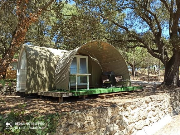 Tente Coco Sweet : une expérience originale en pleine nature, Camping Le Moulin à Vent Tente Coco Sweet sur terrasse en bois, hébergement insolite au Camping Le Moulin à Vent