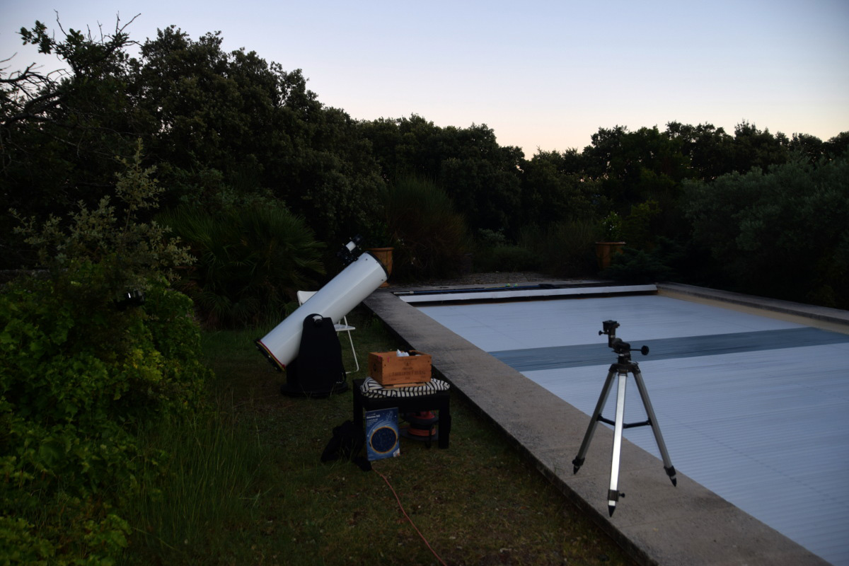 Soirée sur mesure sous les étoiles avec Astrolub Provence Télescope installé pour une soirée d'observation du ciel dans un jardin en Provence
