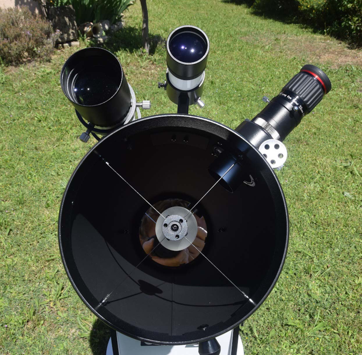 Aide personnalisée avec votre télescope par Astrolub Provence Détail d'un télescope utilisé pour observer le ciel nocturne en Provence