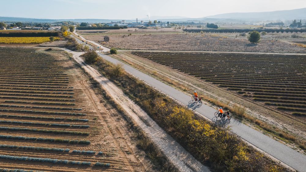 Cycliste sur un parcours vélo au pied du Luberon entre Mérindol, Lauris, Cadenet et Mallemort