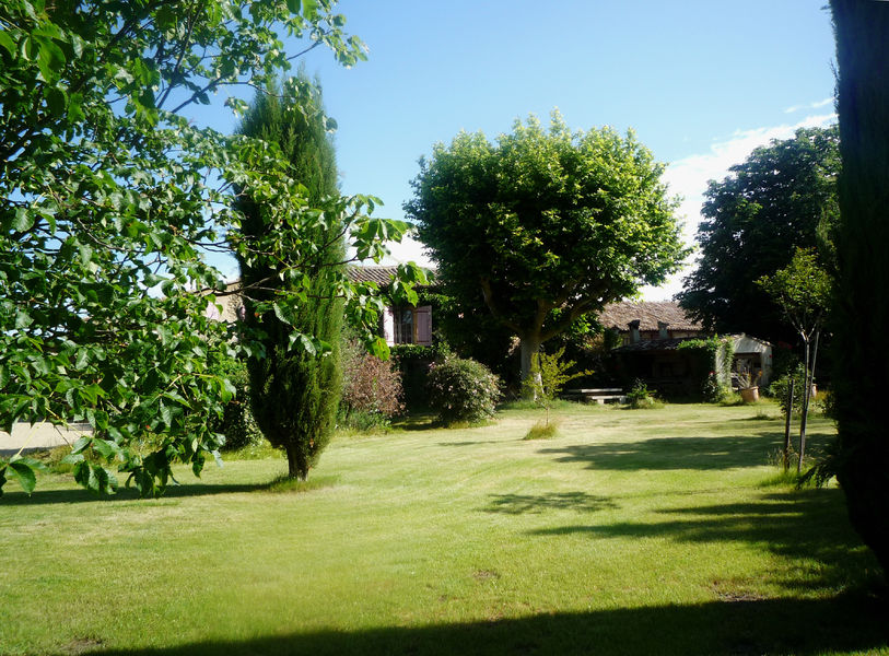 Parc arboré du Mas des 2 Fontaines à Robion dans le Luberon