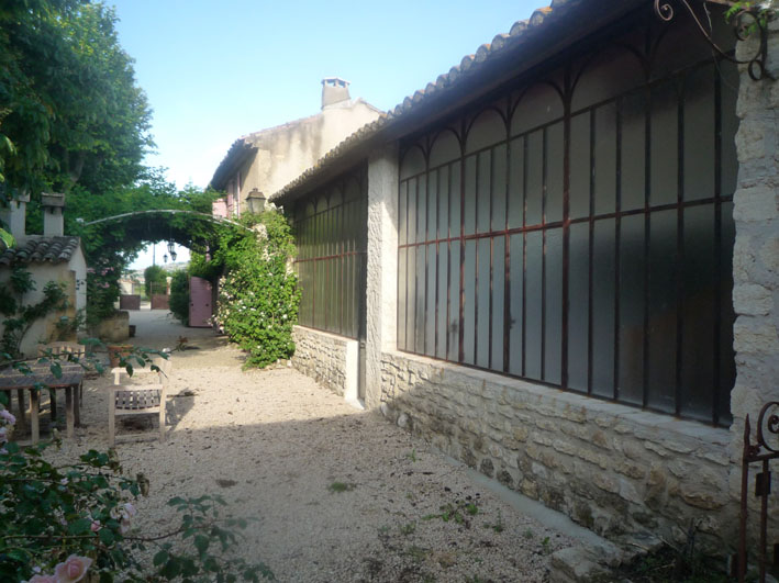 Terrasse extérieure du gîte Thym & Romarin au Mas des 2 Fontaines