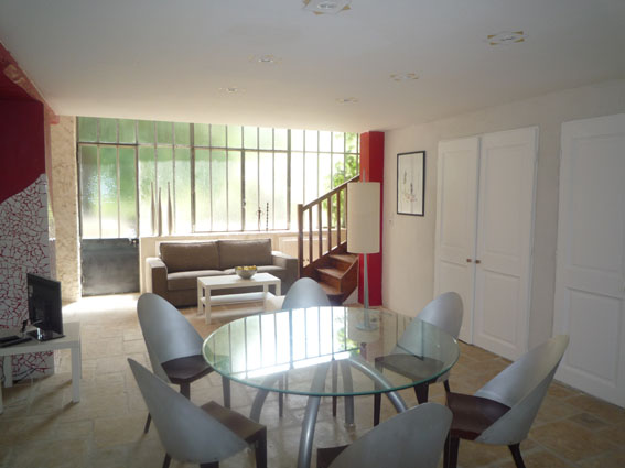 Séjour lumineux avec verrière, salon et salle à manger du gîte Sauge et Marjolaine