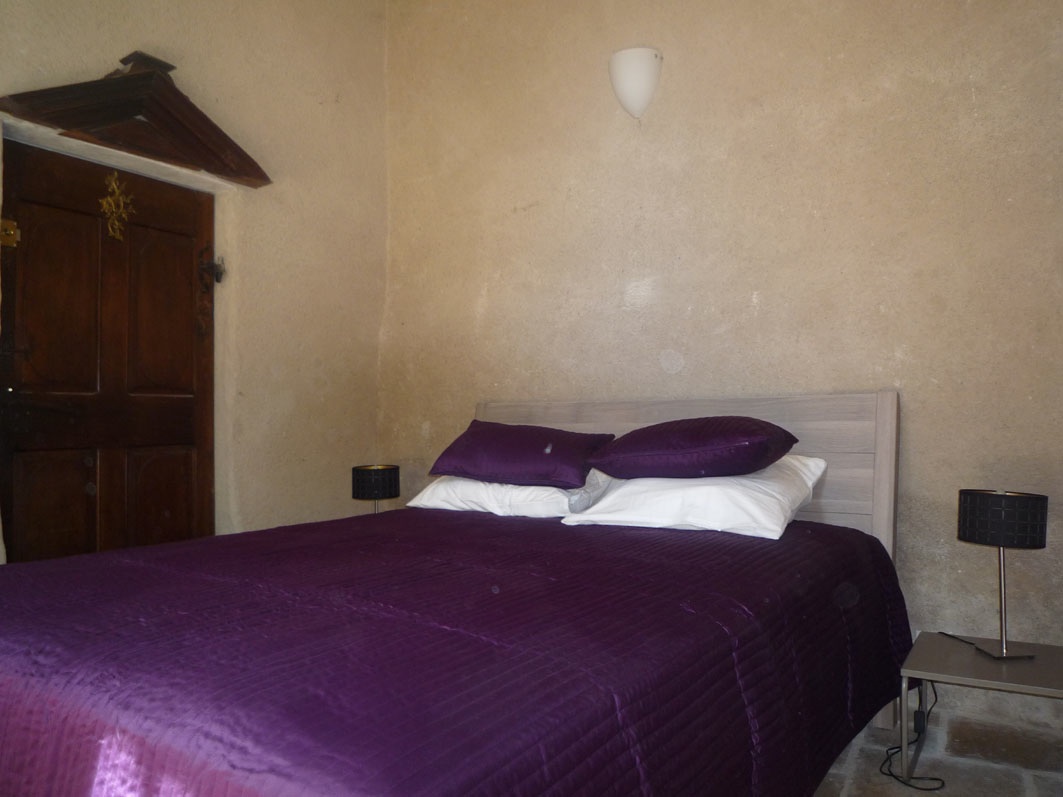 Chambre double avec lit 160 cm dans le gîte Sauge et Marjolaine