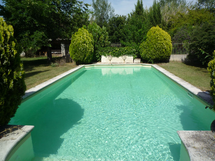 Piscine en pierre dans le parc méditerranéen du Mas des 2 Fontaines