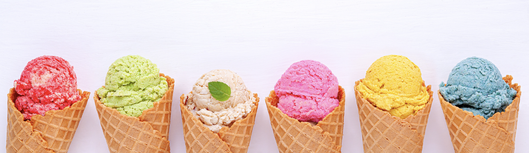 Cornets de glaces artisanales colorées illustrant une sélection de glaciers dans le Luberon