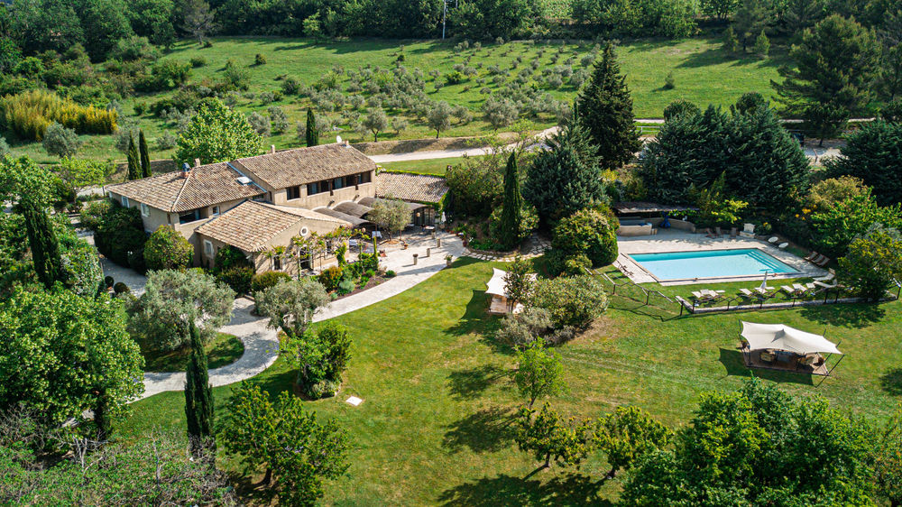Vue aérienne de La Fenière au pied du Luberon avec jardin et piscine