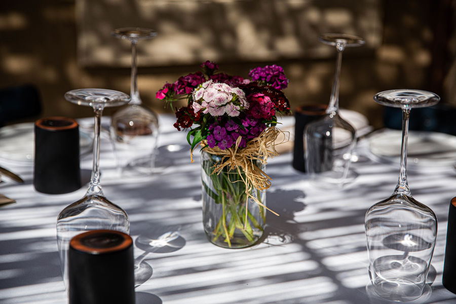 Table élégamment dressée au restaurant étoilé Le Goût du Bonheur à La Fenière