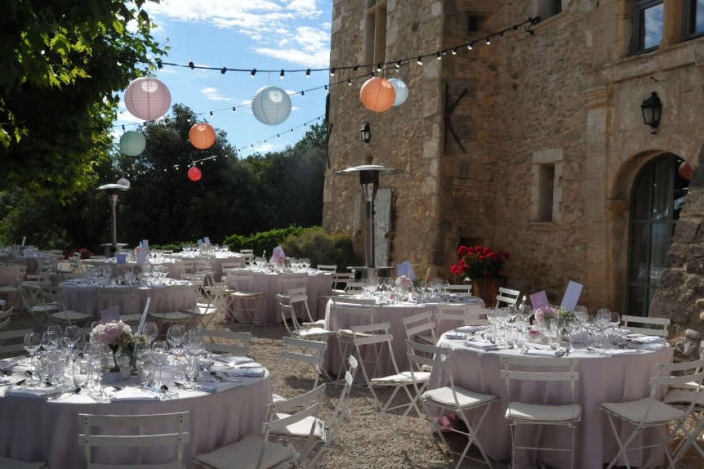 Dégustation de vins lors des Sunsets Vignerons Dégustation de vins et accords gourmands lors d'une soirée Sunsets Vignerons au Château Grand Callamand dans le Luberon