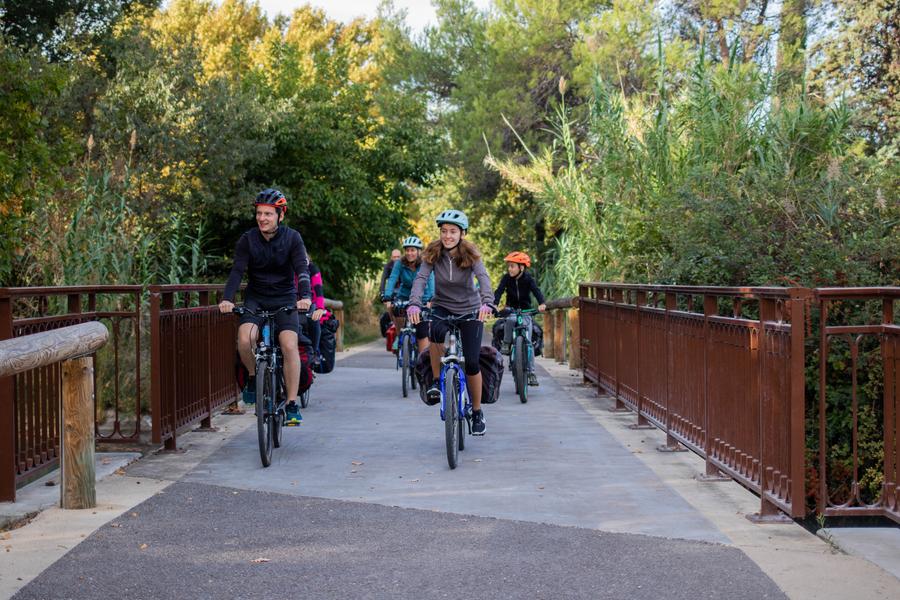 Cyclistes sur La Méditerranée à vélo entre Cavaillon et Apt dans le Luberon