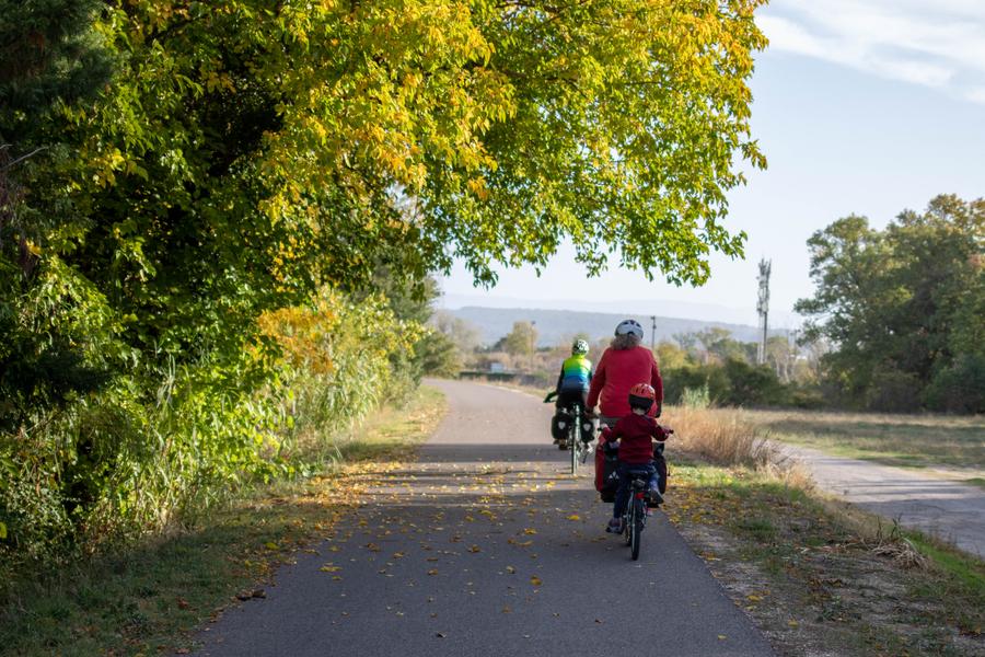 Cyclistes sur la Méditerranée à vélo entre Cavaillon et Apt dans le Luberon