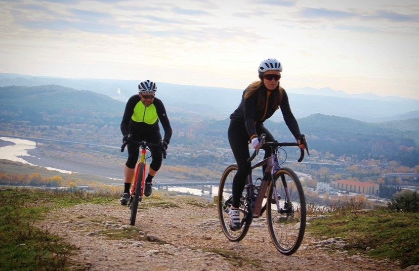 Sortie à vélo électrique sur la colline Saint Jacques à Cavaillon, entre nature et panoramas Sortie à vélo électrique sur les reliefs de la colline Saint Jacques à Cavaillon avec vue panoramique
