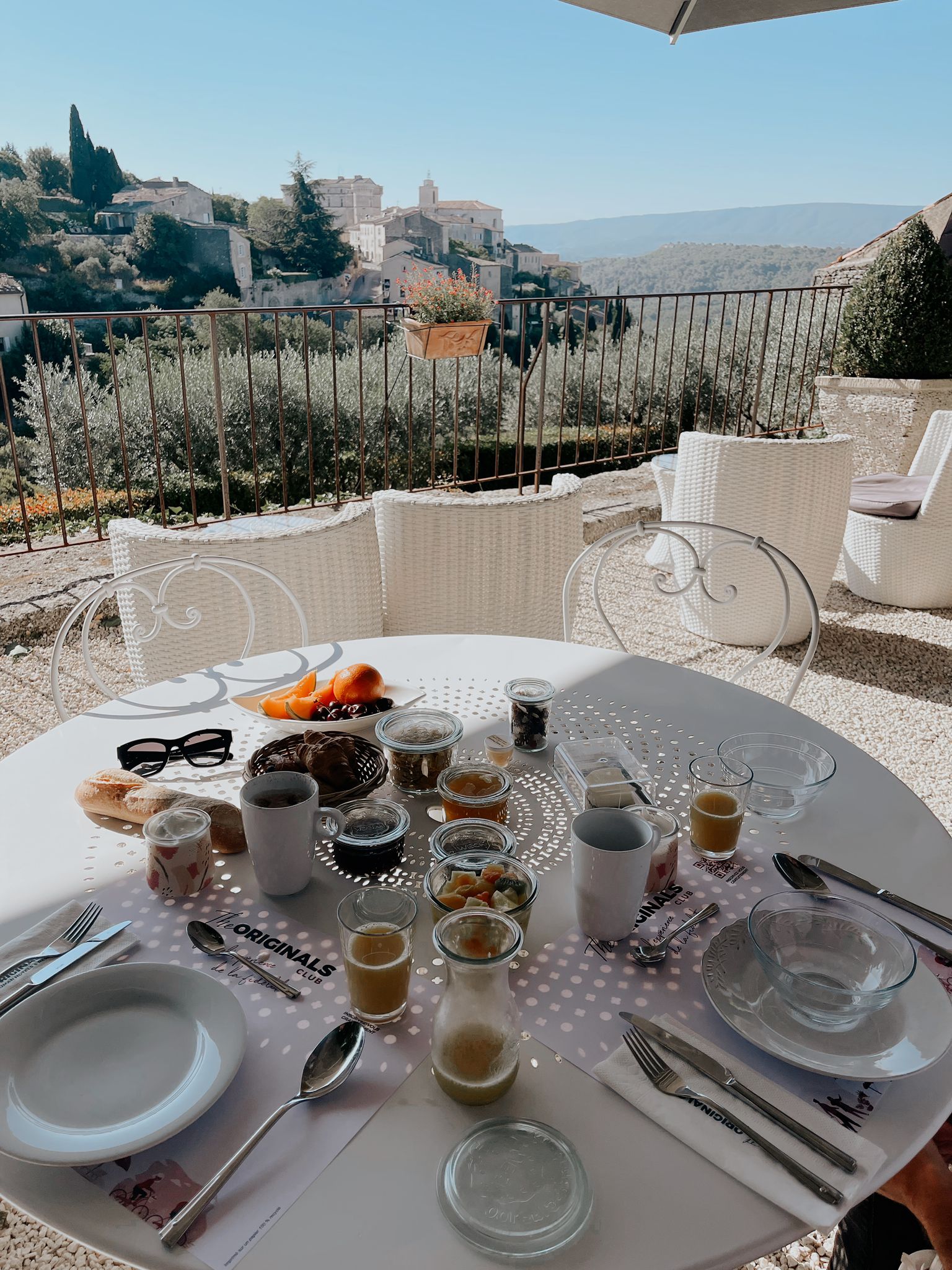 Terrasse du bistrot et du bar du Mas des Romarins avec vue sur Gordes