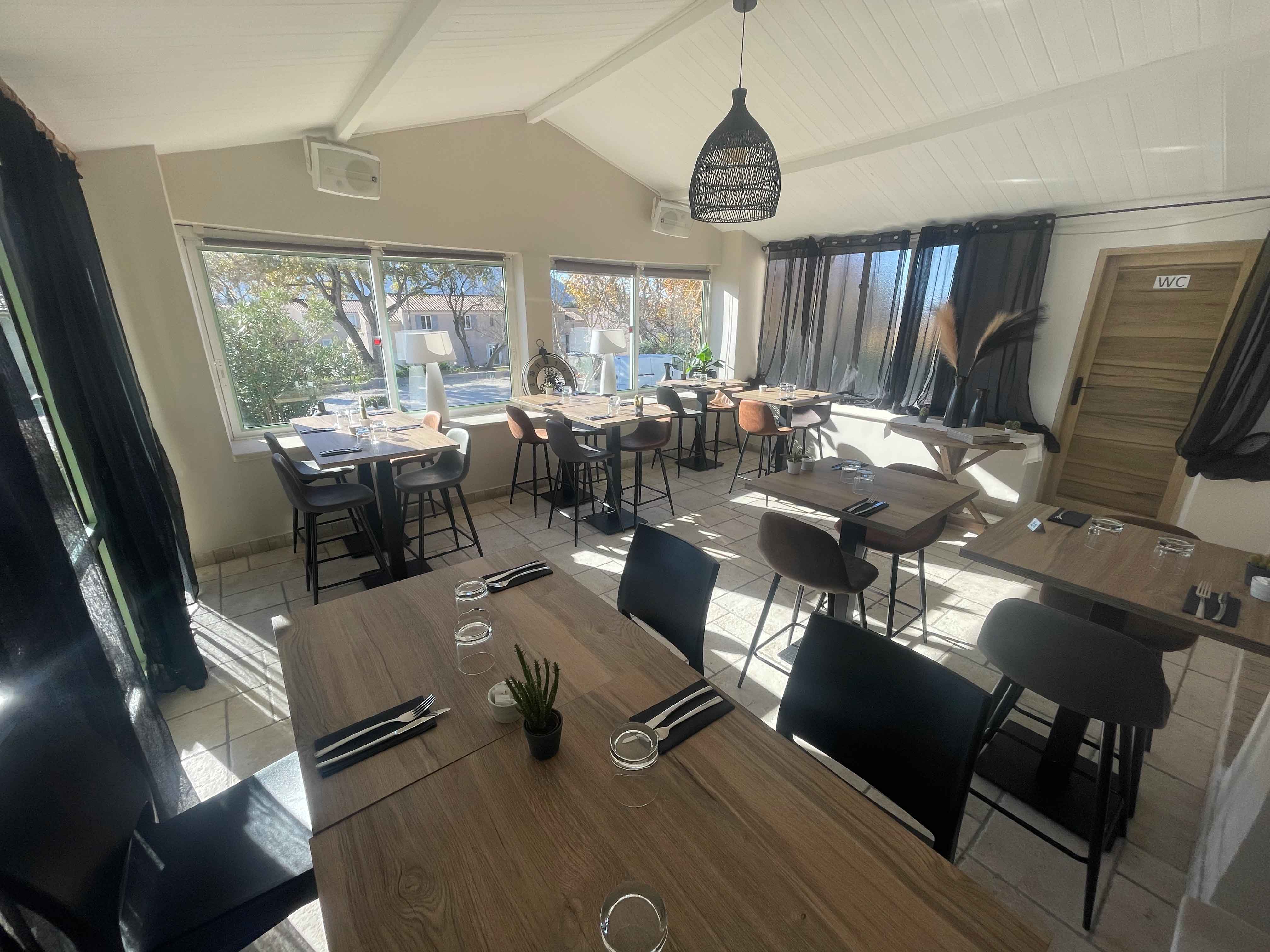 Restaurant 4.27 des Loges du Luberon Terrasse du restaurant 4.27 des Loges du Luberon face au massif