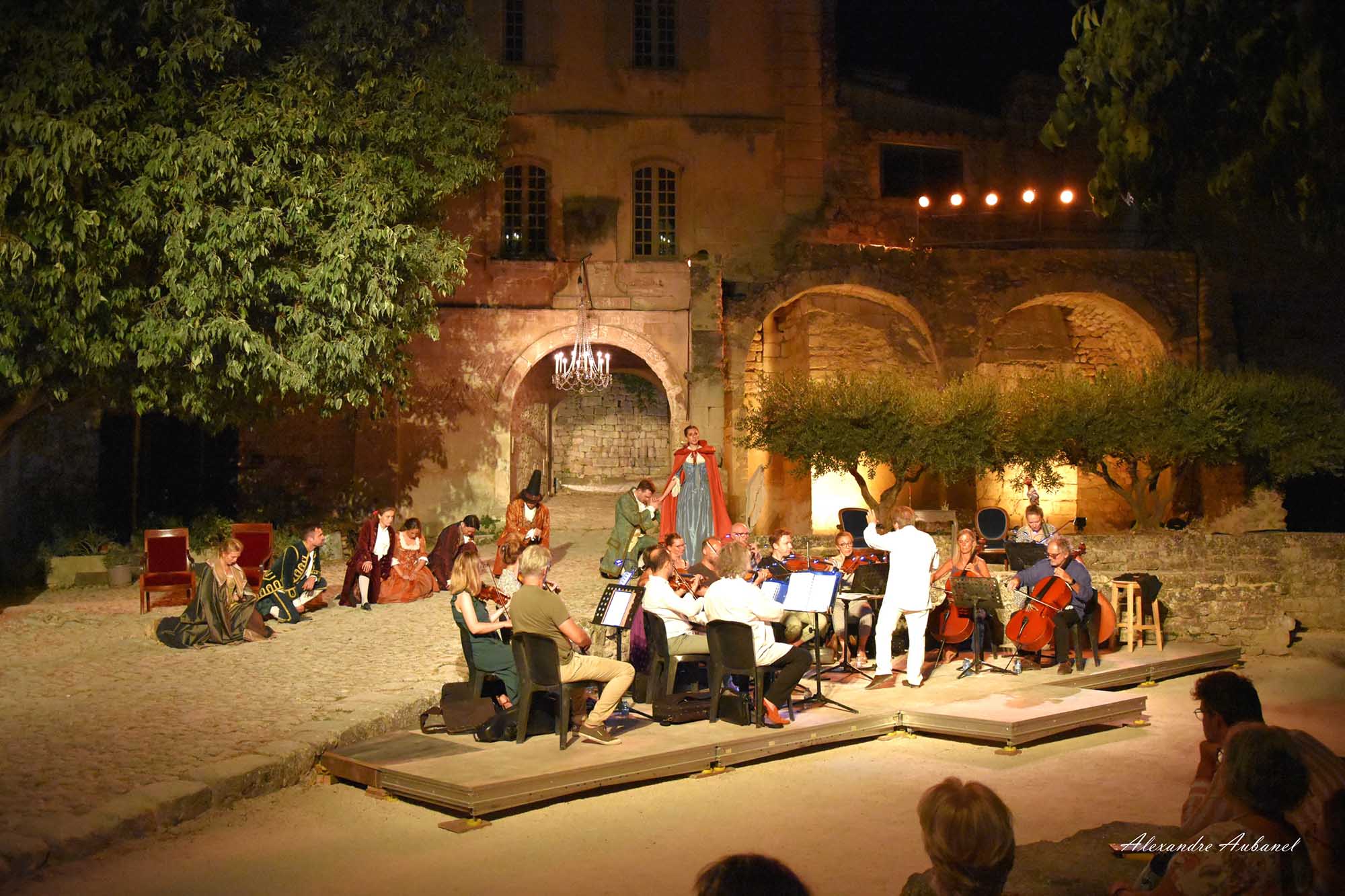Festival lyrique en plein air à Oppède-le-Vieux au coucher du soleil